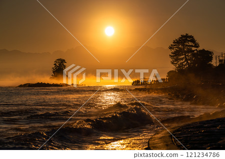 <Toyama Prefecture> Dawn at Amaharashi Coast: A spectacular view of Toyama <Toyama Prefecture> Dawn at Amaharashi Coast: A spectacular view of Toyama 121234786