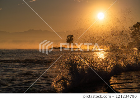 <Toyama Prefecture> Dawn at Amaharashi Coast: A spectacular view of Toyama <Toyama Prefecture> Dawn at Amaharashi Coast: A spectacular view of Toyama 121234790