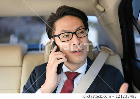 商人在車上打電話 商人在車上打電話 121235483
