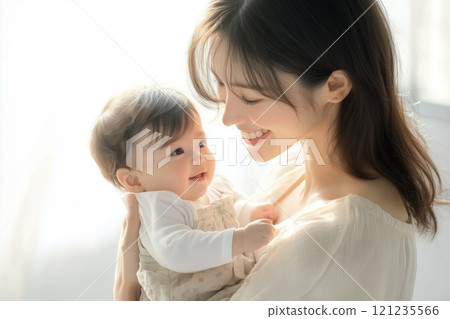 一位母親抱著一個嬰兒。育兒形象 121235566