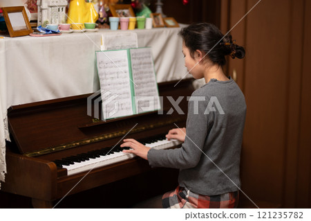 彈鋼琴的女孩 121235782
