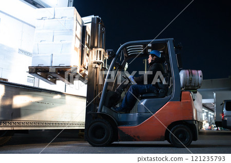 騎乘堆高機的人 121235793