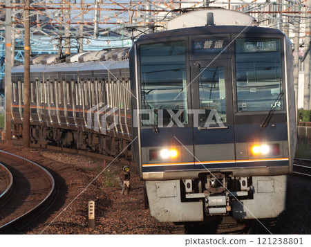 A 207 series local train bound for Nishi-Akashi (S5) entering Kishibe Station illuminated by the setting sun A 207 series local train bound for Nishi-Akashi (S5) entering Kishibe Station illuminated by the setting sun 121238801