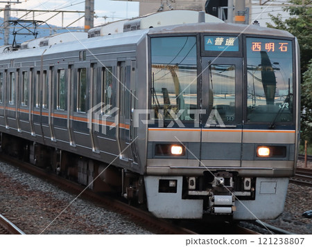 開往西明石方向的普通列車(207系S63)進入茨城站 開往西明石方向的普通列車(207系S63)進入茨城站 121238807