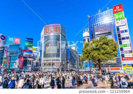 Tokyo cityscape, Japan: End of the year. Shibuya Scramble Crossing crowded with foreign tourists... a ray of hope for a new era... = 17th 121238964
