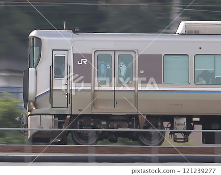 島本站~高槻站之間運行的225系新快速列車(0系) 島本站~高槻站之間運行的225系新快速列車(0系) 121239277