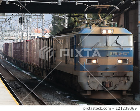 EF510 freight train (No. 507) passing through Shimamoto Station 121239369