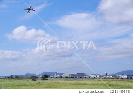 機場的遠處景色,草地上排列著建築物 機場的遠處景色,草地上排列著建築物 121240478