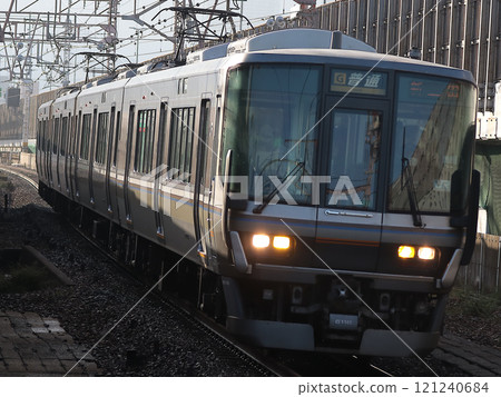 223 series 6000 series outer track local train (MA13) passing Tsukamoto Station 223 series 6000 series outer track local train (MA13) passing Tsukamoto Station 121240684
