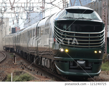 Twilight Express ZUIKaze passing through Tsukamoto Station 121240725
