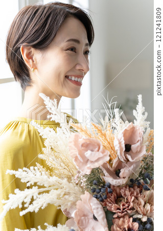 室內有花束的中年婦女 室內有花束的中年婦女 121241809