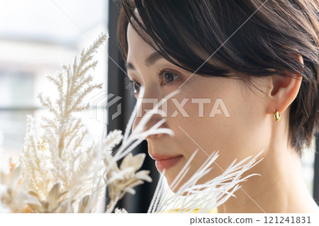 室內有花束的中年婦女 121241831