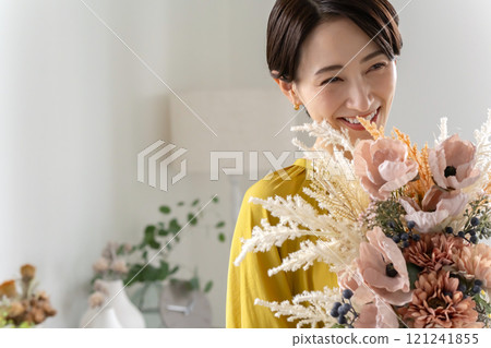 室內有花束的中年婦女 121241855