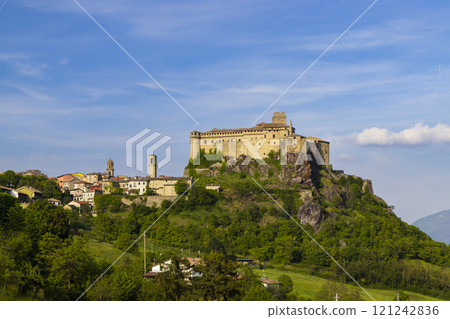 Bardi castle (Castello di Bardi) with town, province of Parma, Emilia Romagna Bardi castle (Castello di Bardi) with town, province of Parma, Emilia Romagna 121242836
