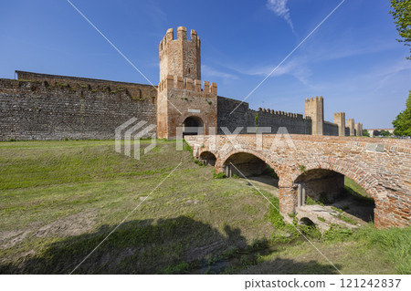 Ancient walls of Montagnana, Padova province, Veneto, Italy Ancient walls of Montagnana, Padova province, Veneto, Italy 121242837