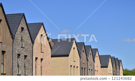 Terraced family homes in newly developTerraced familyed housing estate. The real estate market in the suburbs. New single family houses in a new development area. Residential homes with modern facade. 121243082