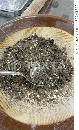 Making soba noodles: making soba flour and using a mortar 121243743