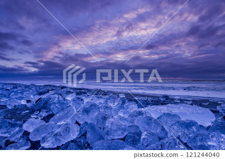 Jewelry ice washed up on the winter coast of Hokkaido 121244040