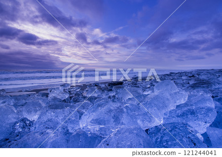 Jewelry ice washed up on the winter coast of Hokkaido 121244041