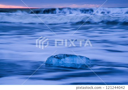 Jewelry ice washed up on the winter coast of Hokkaido 121244042