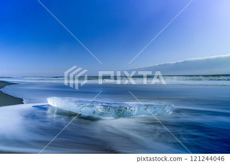 Jewelry ice washed up on the winter coast of Hokkaido 121244046