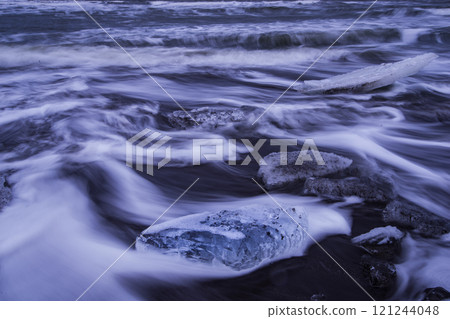 Jewelry ice washed up on the winter coast of Hokkaido 121244048