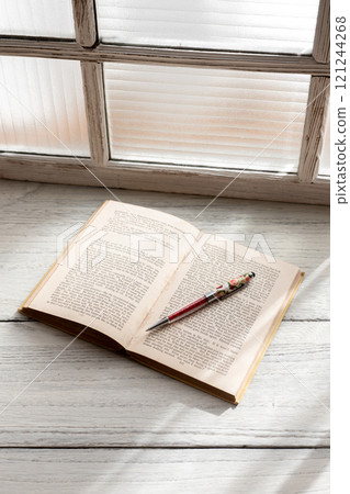 筆放在書上 121244268