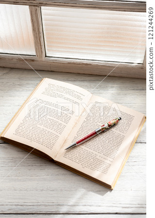 筆放在書上 筆放在書上 121244269