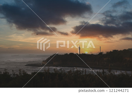 清晨陽光照耀的燈塔 121244271