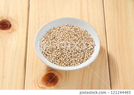White sesame seeds Roasted sesame seeds White sesame seeds Roasted sesame seeds 121244465