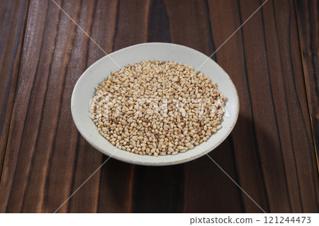 White sesame seeds Roasted sesame seeds White sesame seeds Roasted sesame seeds 121244473