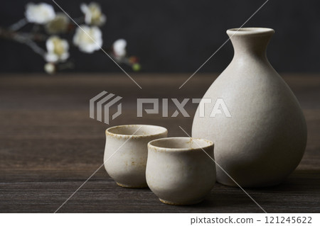 清酒圖像 清酒瓶和 choko 清酒套裝 清酒圖像 清酒瓶和 choko 清酒套裝 121245622