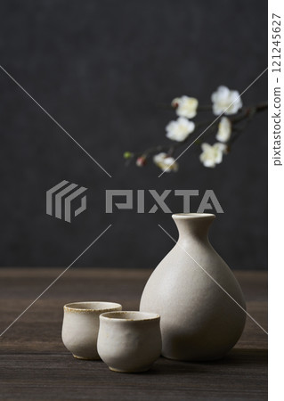 Japanese sake image: Sake bottle and sake cup set 121245627
