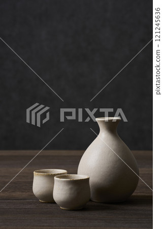清酒圖像 清酒瓶和 choko 清酒套裝 清酒圖像 清酒瓶和 choko 清酒套裝 121245636