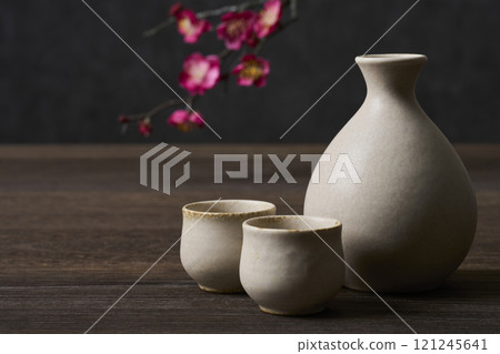 Drinking image: Sake bottle and sake cup set 121245641