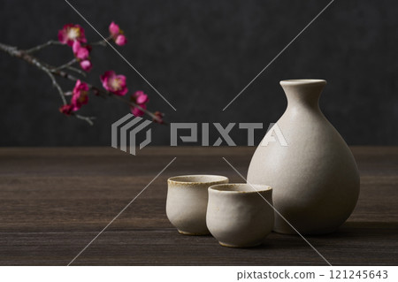 Drinking image: Sake bottle and sake cup set 121245643