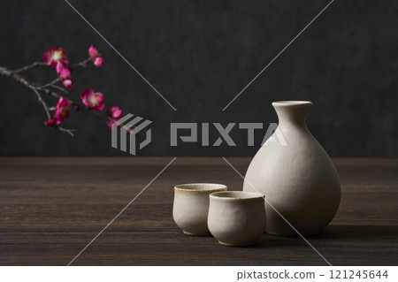 Drinking image: Sake bottle and sake cup set 121245644