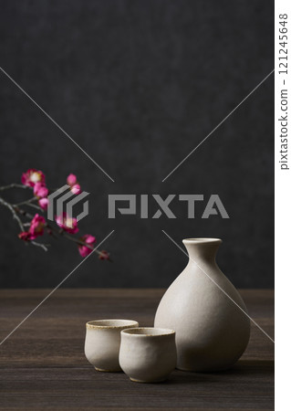 Drinking image: Sake bottle and sake cup set Drinking image: Sake bottle and sake cup set 121245648