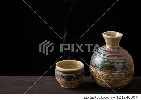 將溫熱的清酒倒入choko中 121246307