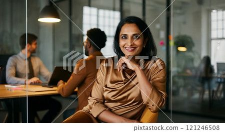 在接空間工作的女人 在接空間工作的女人 121246508