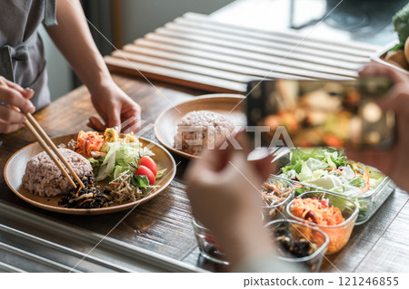 在烹飪課/烹飪學校教烹飪的女教練的手 121246855