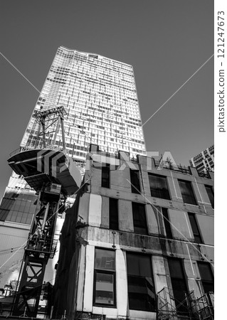 東京重建澀谷站西口車站大樓正在拆除 2024 年 11 月 b-6 單色 東京重建澀谷站西口車站大樓正在拆除 2024 年 11 月 b-6 單色 121247673