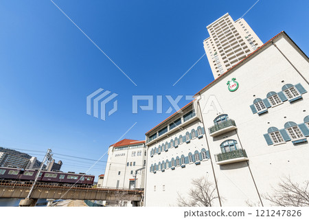 兵庫縣寶塚市，培養寶塚學生的學校、寶塚音樂學校和寶塚大劇場在陽光明媚的日子裡行駛的阪急列車 121247826