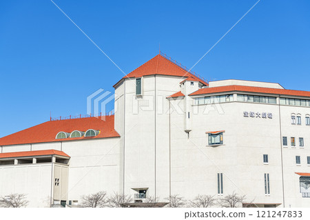 兵庫縣寶塚市的寶塚大劇院是寶塚歌劇團的所在地，經常舉辦各種演出。 121247833