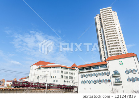 兵庫縣寶塚市、寶塚音樂學校、寶塚大劇場、阪急列車行駛 兵庫縣寶塚市、寶塚音樂學校、寶塚大劇場、阪急列車行駛 121247839