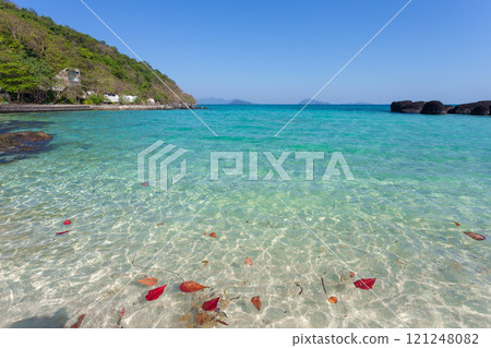 BeautifBeautiful sea, clear water and a clean white sand beach at Koh Kham is small island, near Koh Maul sea, clear water and a clean white sand beach at Koh Kham is small island, near Koh Mak,  Trat 121248082