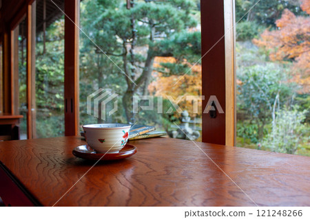 在日式房間的窗邊喝抹茶 在日式房間的窗邊喝抹茶 121248266