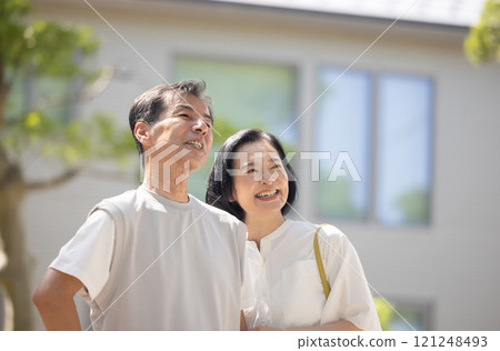 擁抱微笑的夫婦 121248493