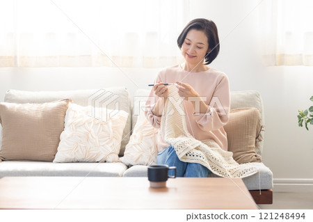 客廳裡編織的女人 121248494