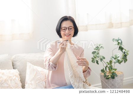 客廳裡編織的女人 121248498